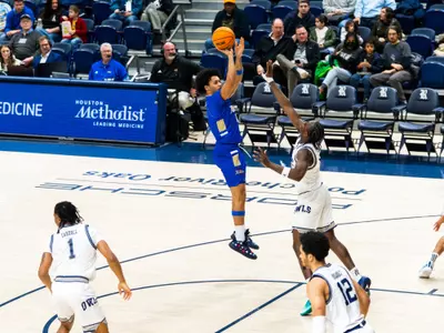 Jaylen Lawal shoots a jumper at Rice