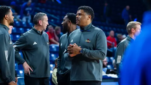 Yaphett King coaches against Austin Peay