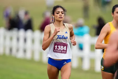 Kathryn Koonts runs at the Arturo Barrios Invitational