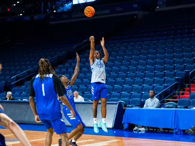 Kobi Williams shoots a 3 in practice
