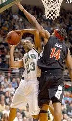 Demario Eddins shoots around the pressure of Cincinnati's Eric Hicks in the second half
