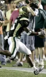 Sylvester Mencer catches a pass along the sideline against Mississippi State during the second quarter.