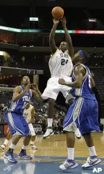 Robert Vaden shoots two points against Tulsa defenders Bishop Wheatley and Ray Reese. (AP Photo/Bill Waugh)