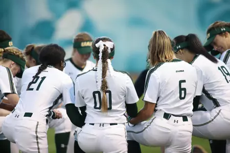 softball team kneel