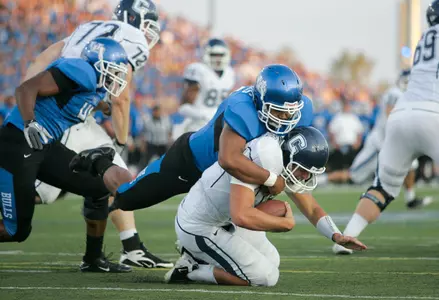 Huskies Hold Off Bulls, 17-3, in Homecoming Game Image