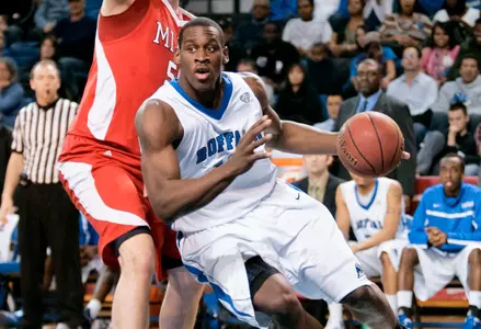 Men's Basketball Wins Opener of Canadian Tour Image