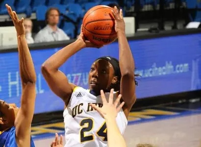 UC Irvine Defends The Bren In 77-60 Win Over UC Santa Barbara Image