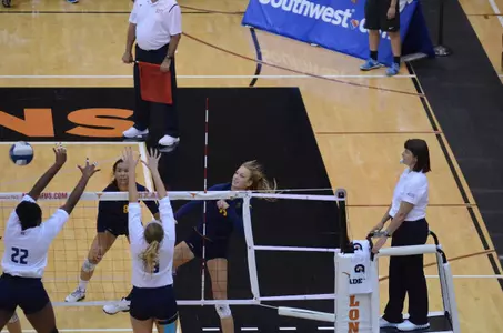 Anteaters Swept By Golden Gophers Image