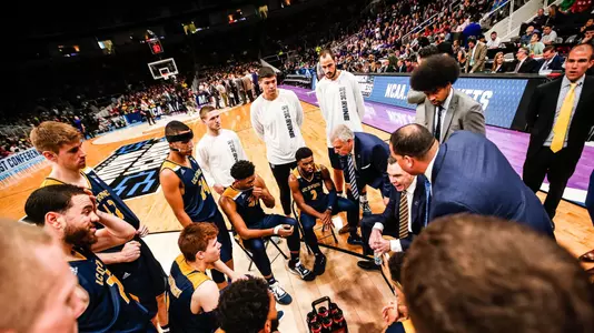 UCI-MBB-2019-NCAA-Second-Round-Huddle-Team