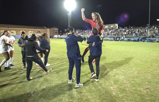 glo-hinojosa-2021-wsoc-anteater-of-the-week