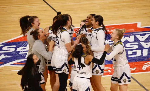 wbb-team-2021-big-west-semis-celebration