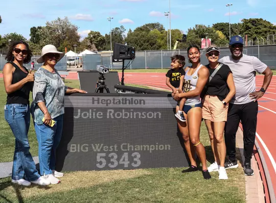 jolie-robinson-wtrack-2023-family