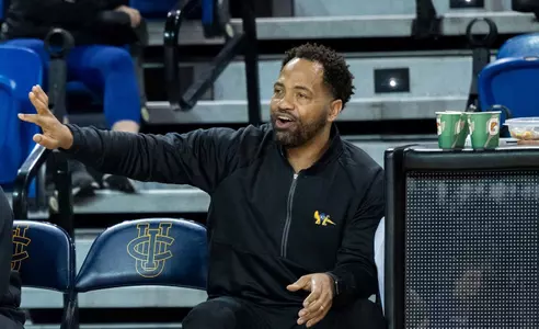 derek-wynn-wbb-2023-bench