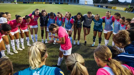 team-huddle-pregame-uci-wsoc-2024-longbeachstate-ucriverside