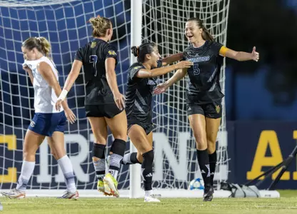suus-debakker-mirayah-villalpando-uci-wsoc-2025-ucdavis