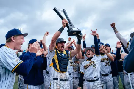 uci-bsb-2025-bigwestregularseasonchampions-trophy-celebration-anteaterballpark-blakepenso-team