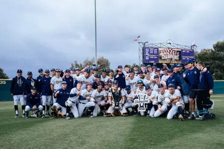 uci-bsb-2025-bigwestregularseasonchampions-trophy-celebration-team-anteaterballpark