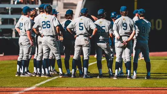 uci-bsb-2026-lasvegasclassic-arizona-teamhuddle