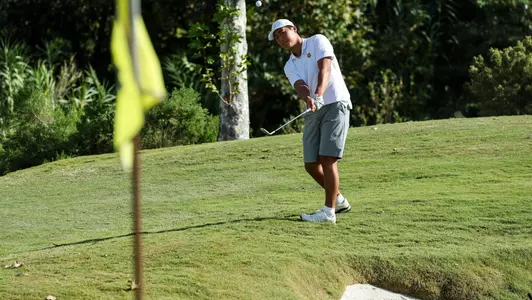 Tommy Lin hits a chip shot