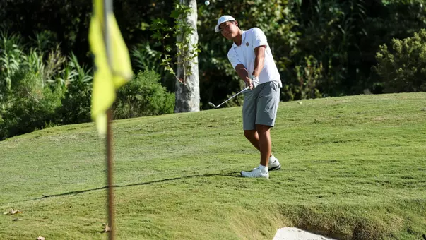 Tommy Lin hits a chip shot