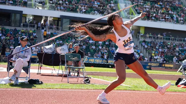 Jolie Robinson throwing the javelin at Hayward Field