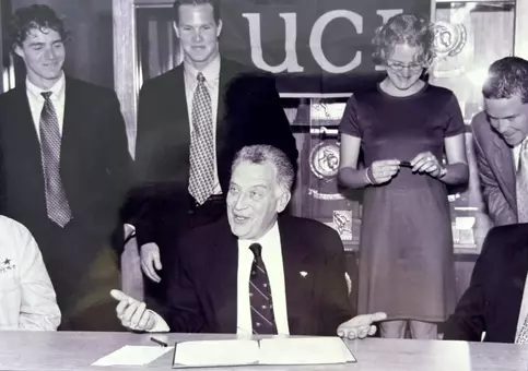 Chancellor-Cicerone-Signs-Referendum-1999