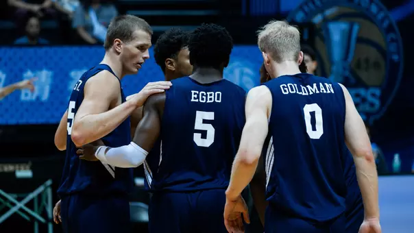 Mason Hodges huddles with Ben Egbo and Bryce Goldman at the William Jones Cup