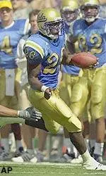 Dandy DeShaun Demolishes Huskies, 35-13