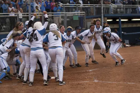 Teammates elcome Delaney Spaulding home after Grand Slam; 5-24-14