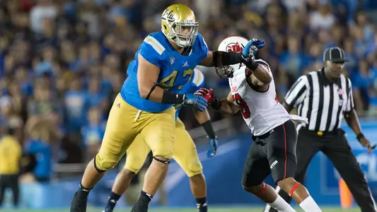 Eddie Vanderdoes defensive line action