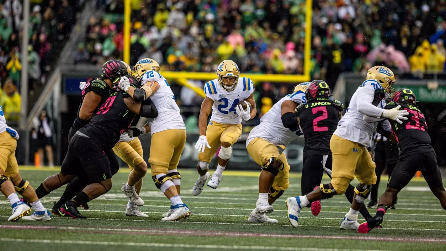 Zach Charbonnet splits the defense at Oregon