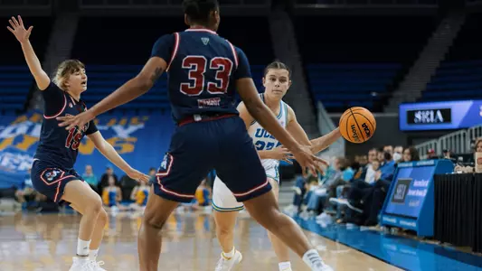 Gabriela Jaquez passes ball past two defenders (Dec. 20)