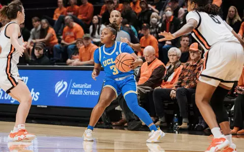 Londynn Jones dribbles at Oregon State (Jan. 1)