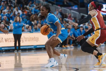 Charisma Osborne dribbles against USC defender (Jan. 8)