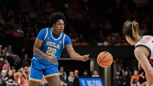 Christeen Iwuala passes the ball at Oregon State (Jan. 1)