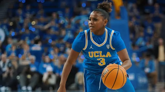 Londynn Jones dribbles against USC (Jan. 8)