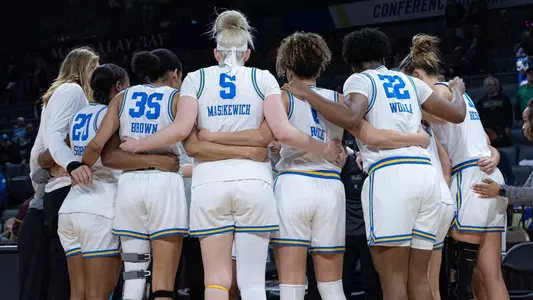 Team huddle vs. Arizona St.