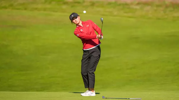 Michelle Xing hits her third shot at the fourth hole during the first round of stroke play of the 2025 U.S. Women's Amateur at Bandon Dunes Golf Resort in Bandon, Ore. on Monday, Aug. 4, 2025. (Darren Carroll/USGA)
