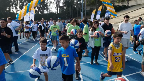 UCLA Athletics - 2024 Dribble for the Victory Over Cancer with the UCLA Men's and Women's Basketball teams, UCLA, Los Angeles, CA
October 6th, 2024
Copyright Don Liebig/ASUCLA
241006_DFTV_0393.NEF