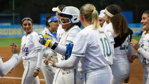 Kaniya Bragg celebrates with teammates