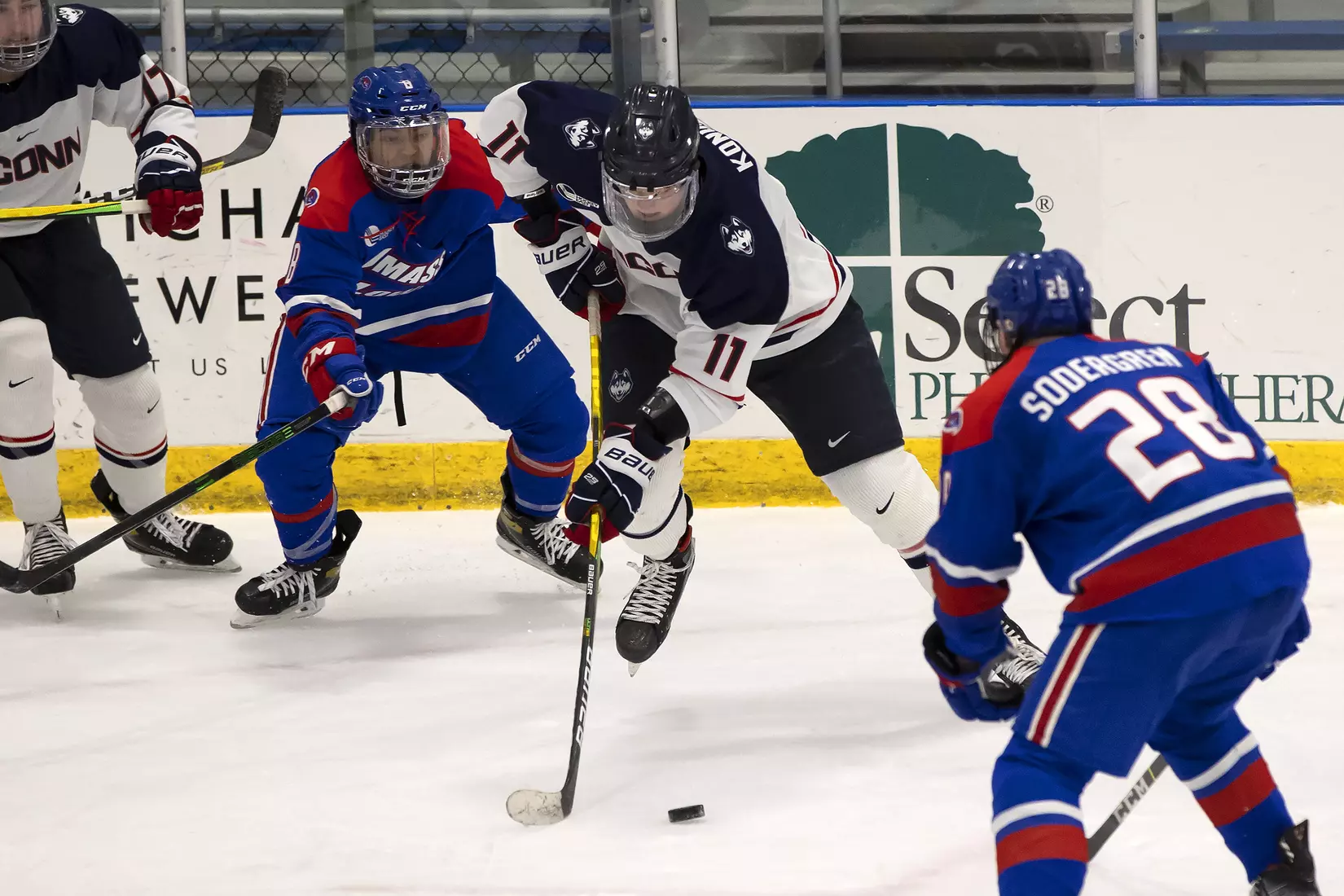Jachym Kondelik skates against UMass Lowell on December 21, 2020.