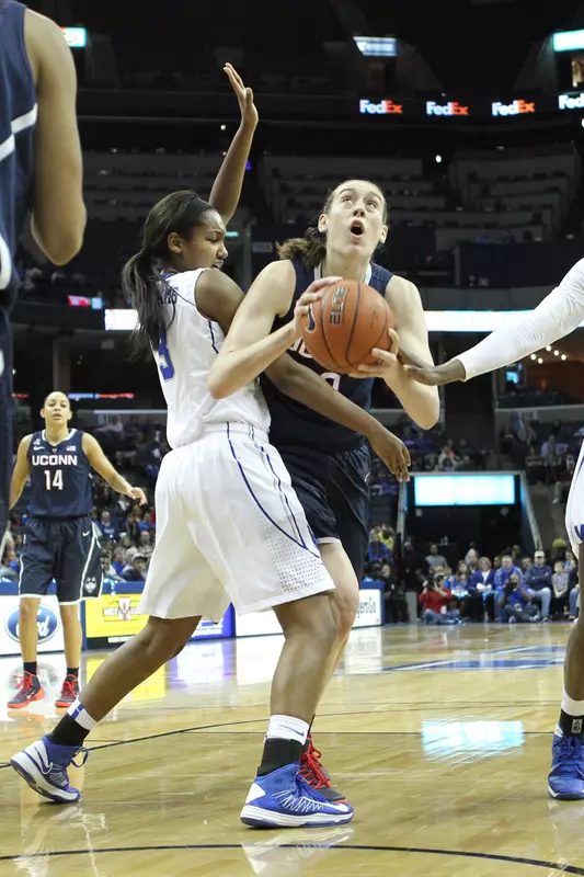 Breanna Stewart finished with 17 points for the Huskies.