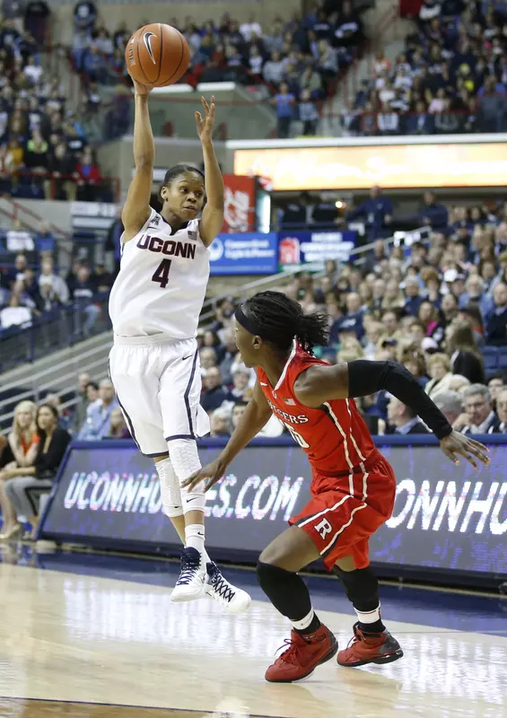 Moriah Jefferson (4) passes the ball