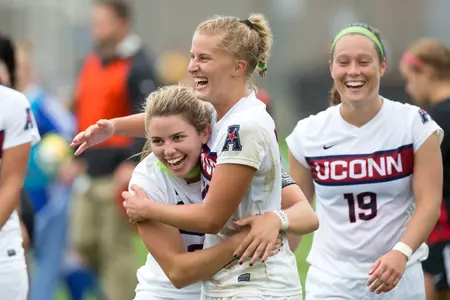 Sabrina Toole (33) Heidi Druehl (12) Liane Keegans (19) UCONN vs Houston (photo by Stephen Slade