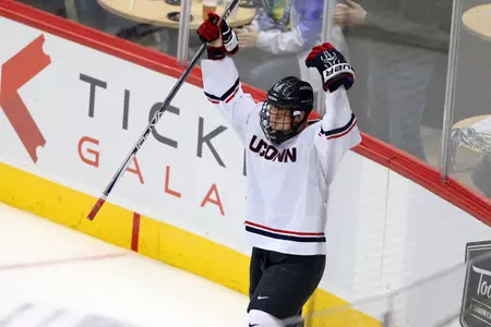 Jeff Wight (21) UCONN vs Vermont (photo by Stephen Slade