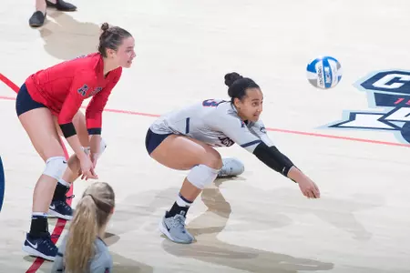 Jasmine Davis digs a ball