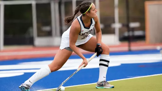 Antonia Tiedtke inserts a penalty corner.