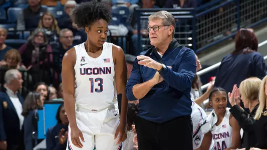 Geno Auriemma and Christyn Williams talk during a game.
