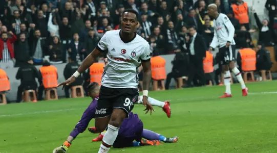 Cyle Larin Bestikas