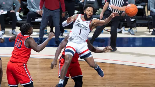 R.J. Cole drives and dishes against St. John's on January 18, 2021.